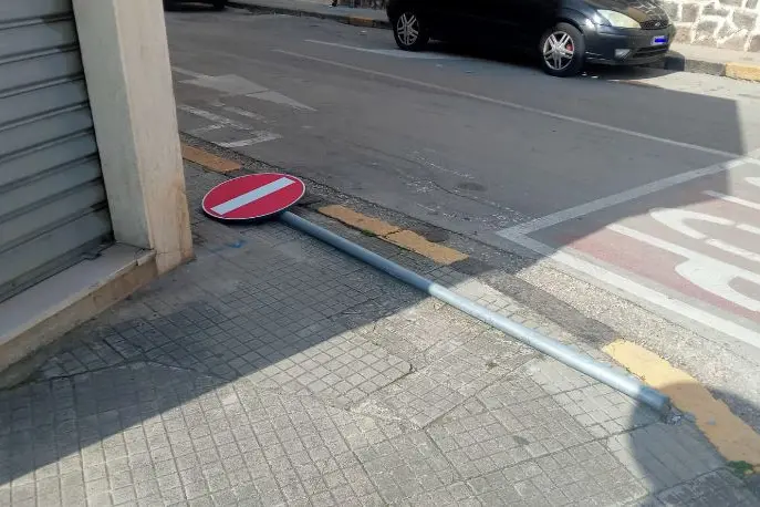 Uno dei pali della segnaletica stradale divelti (foto Pala)