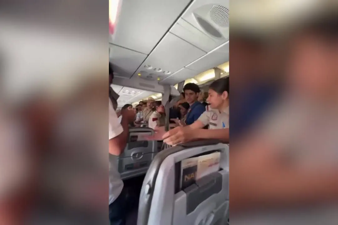 Arrestato il leader del "partito delle blatte", la polizia a bordo dell'aereo