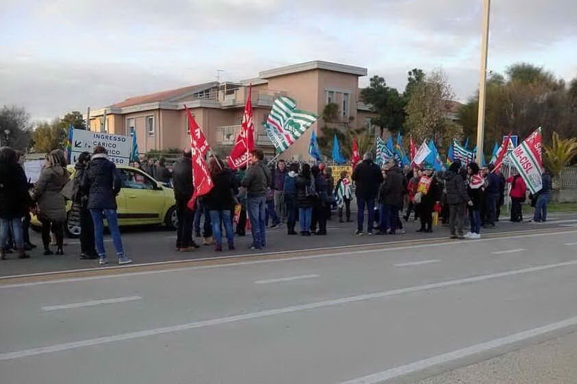 Una protesta per gli stipendi arretrati (foto L'Unione Sarda - Farris)