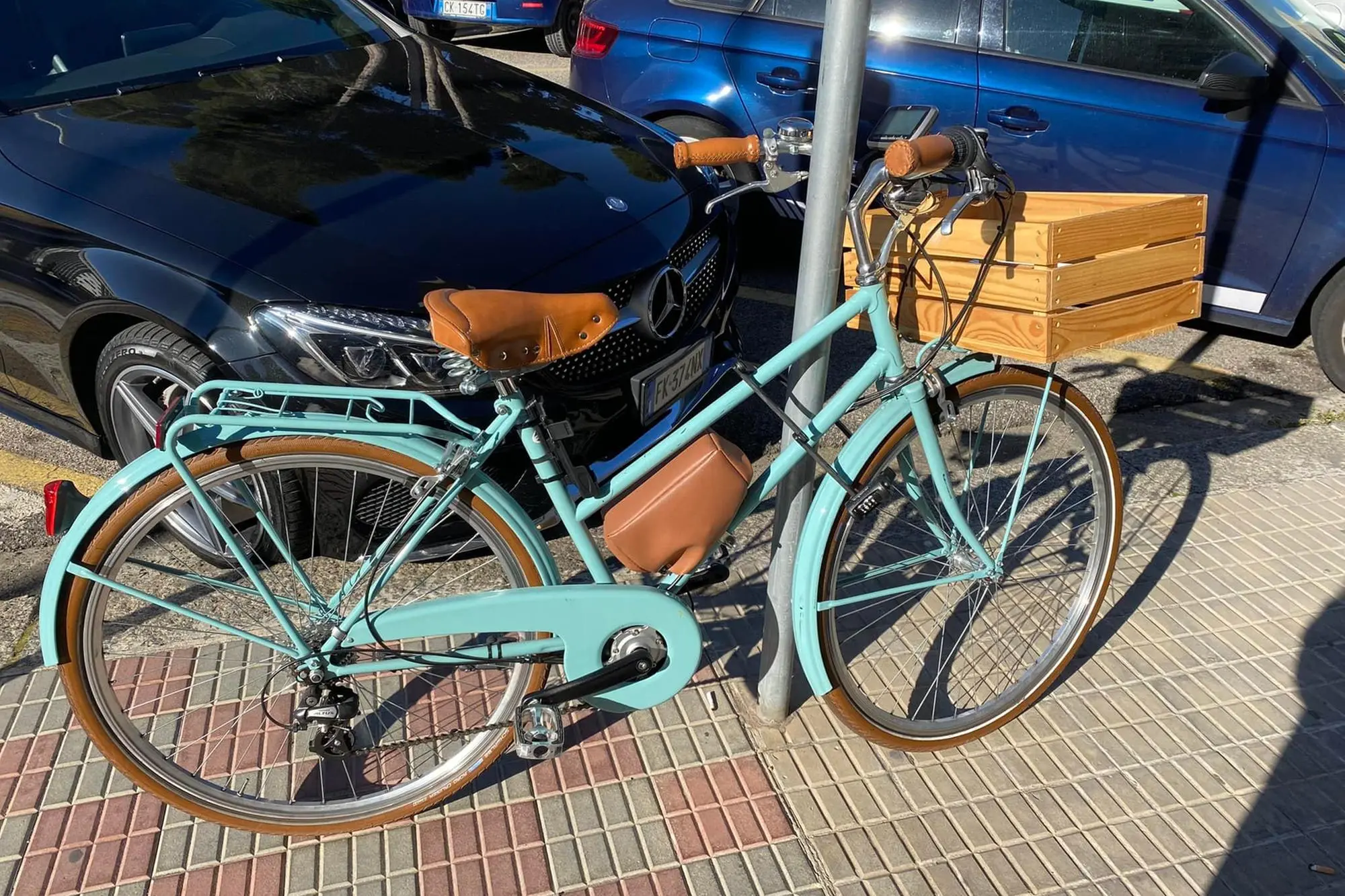 Una bicicletta legata a un palo a Cagliari