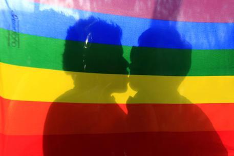 Tergicristalli rotti e la scritta “gay”: devastata l’auto di una coppia omosessuale