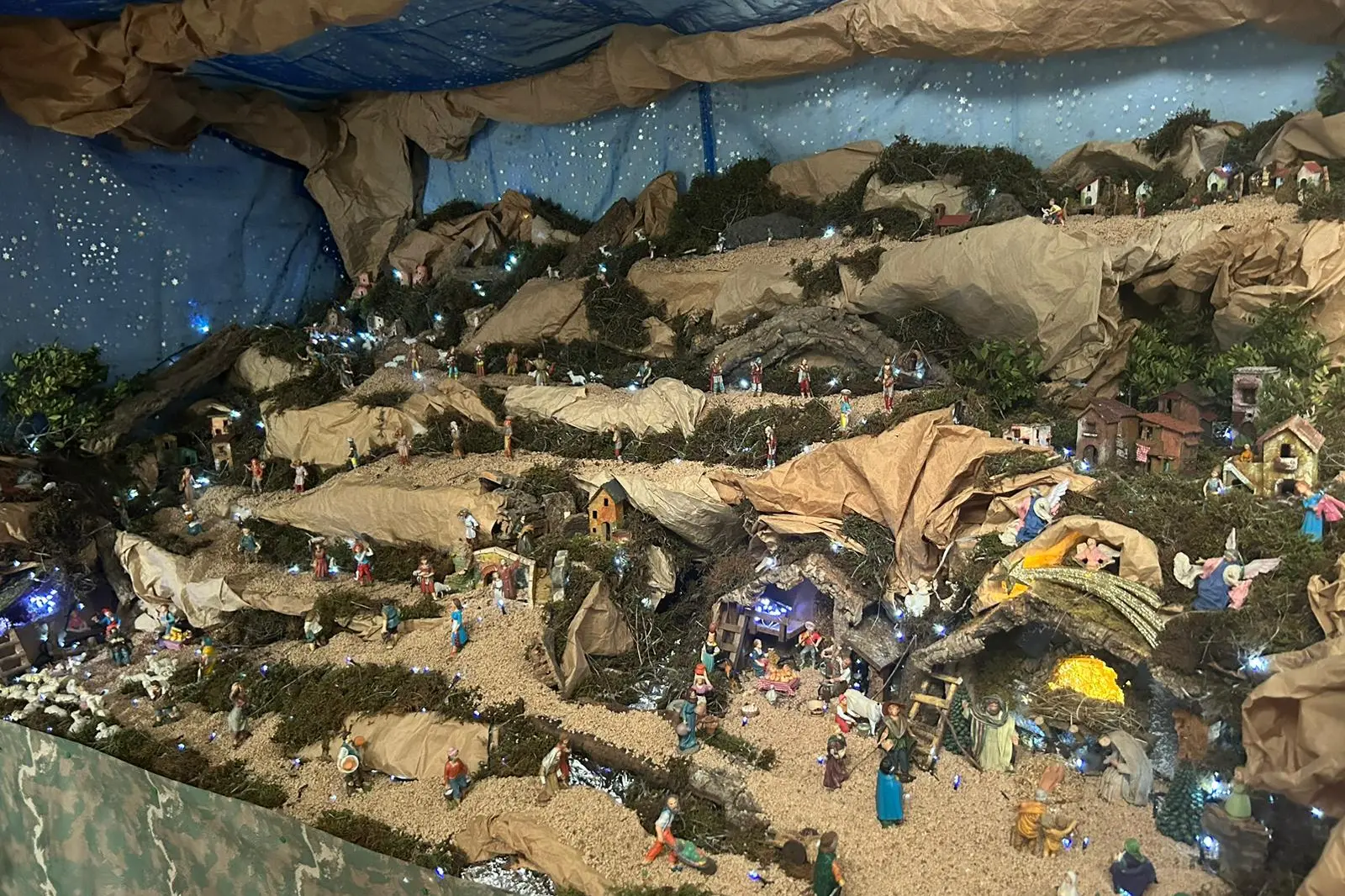 Tanti auguri da A. con un'immagine del suo presepe