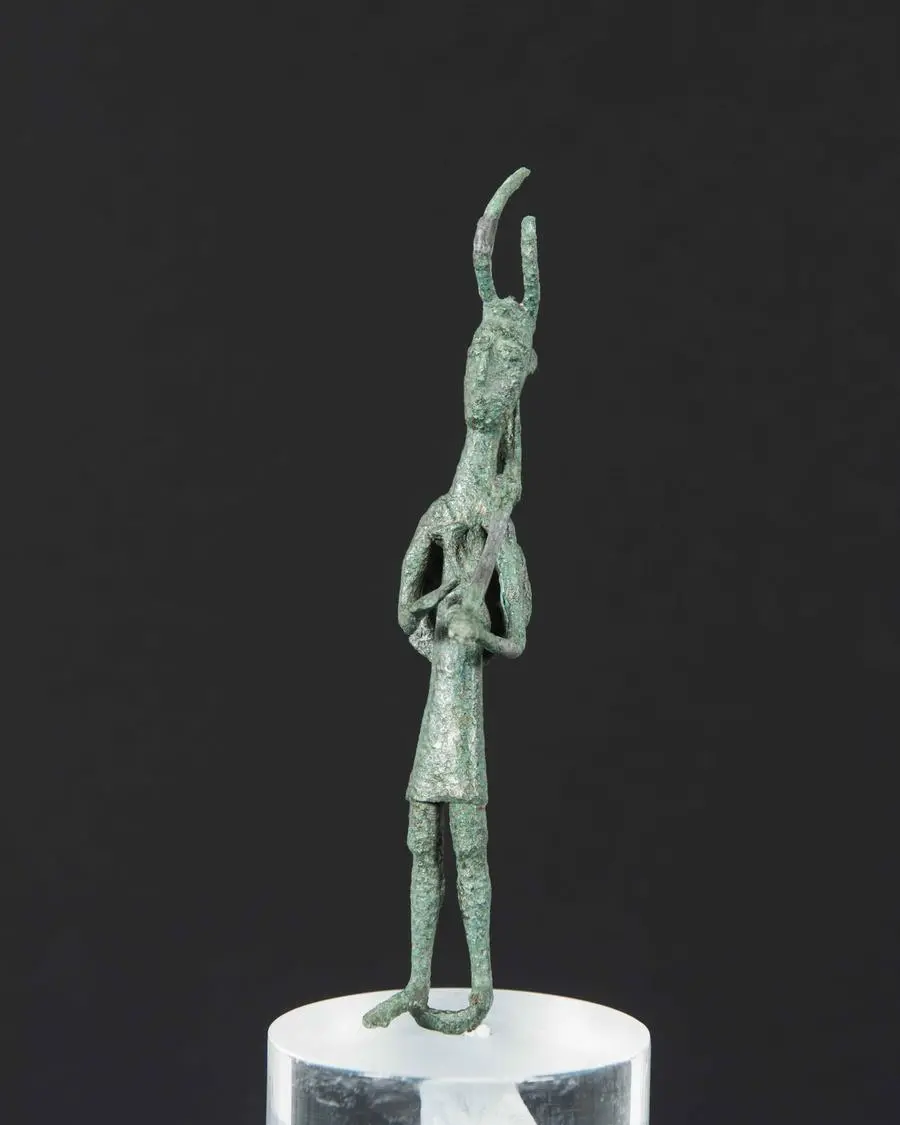 Il guerriero in bronzo ritrovato durante gli scavi (foto concessa)