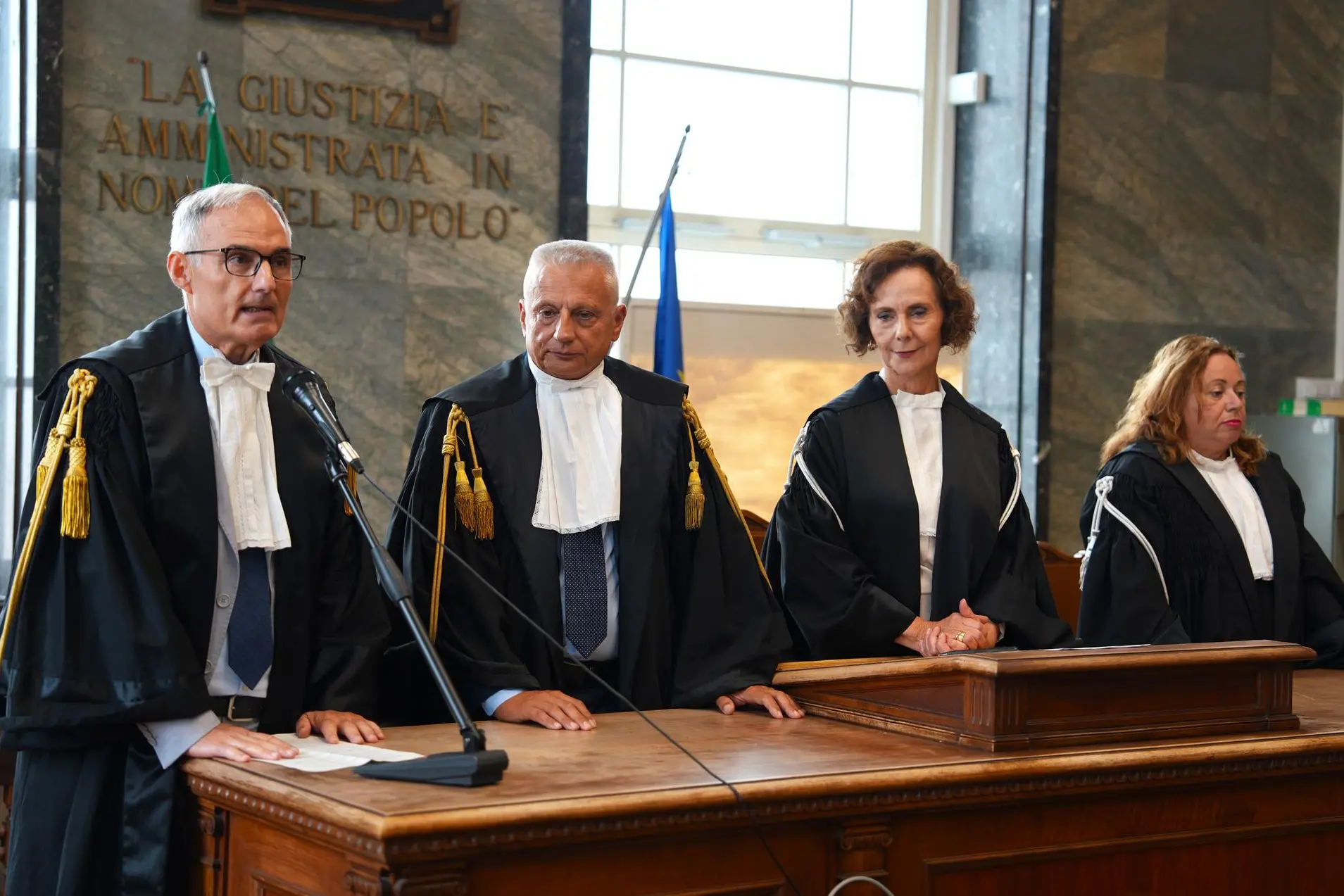 Un momento della presa di possesso. A sinistra, al microfono, il presidente del Tribunale di Sassari, il giudice Antonio Spanu
