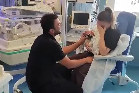 La proposta di matrimonio nella Terapia intensiva neonatale (foto ufficio stampa)