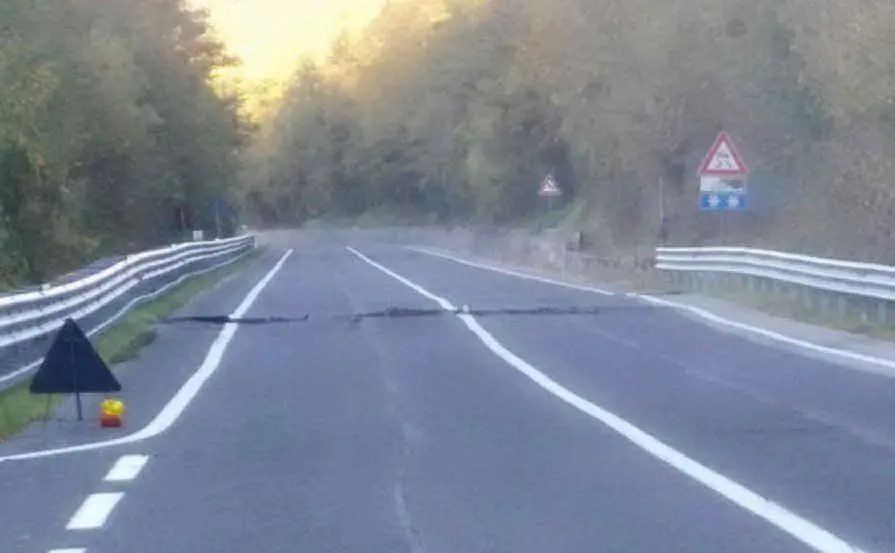 Una strada spaccata in Umbria