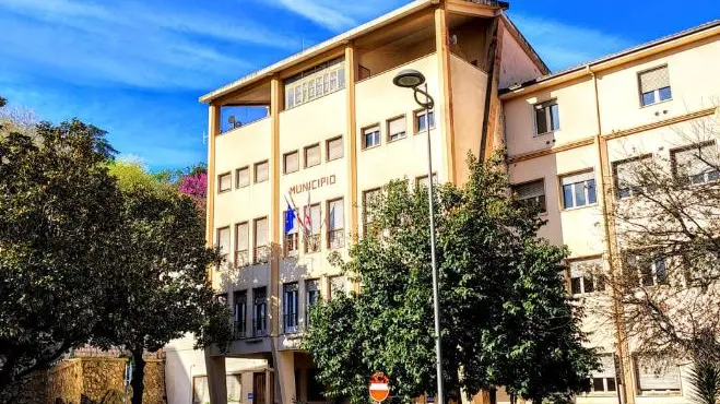 https://immagini.unionesarda.it/version/c:YjNmYzc5N2ItZDdiYy00:NDQ0NDljMmQtZjE3Zi00/image.webp?f=16:9
