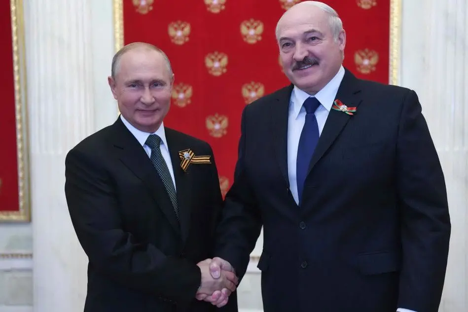 Un'immagine d'archivio di Putin e Lukashenko (Ansa)
