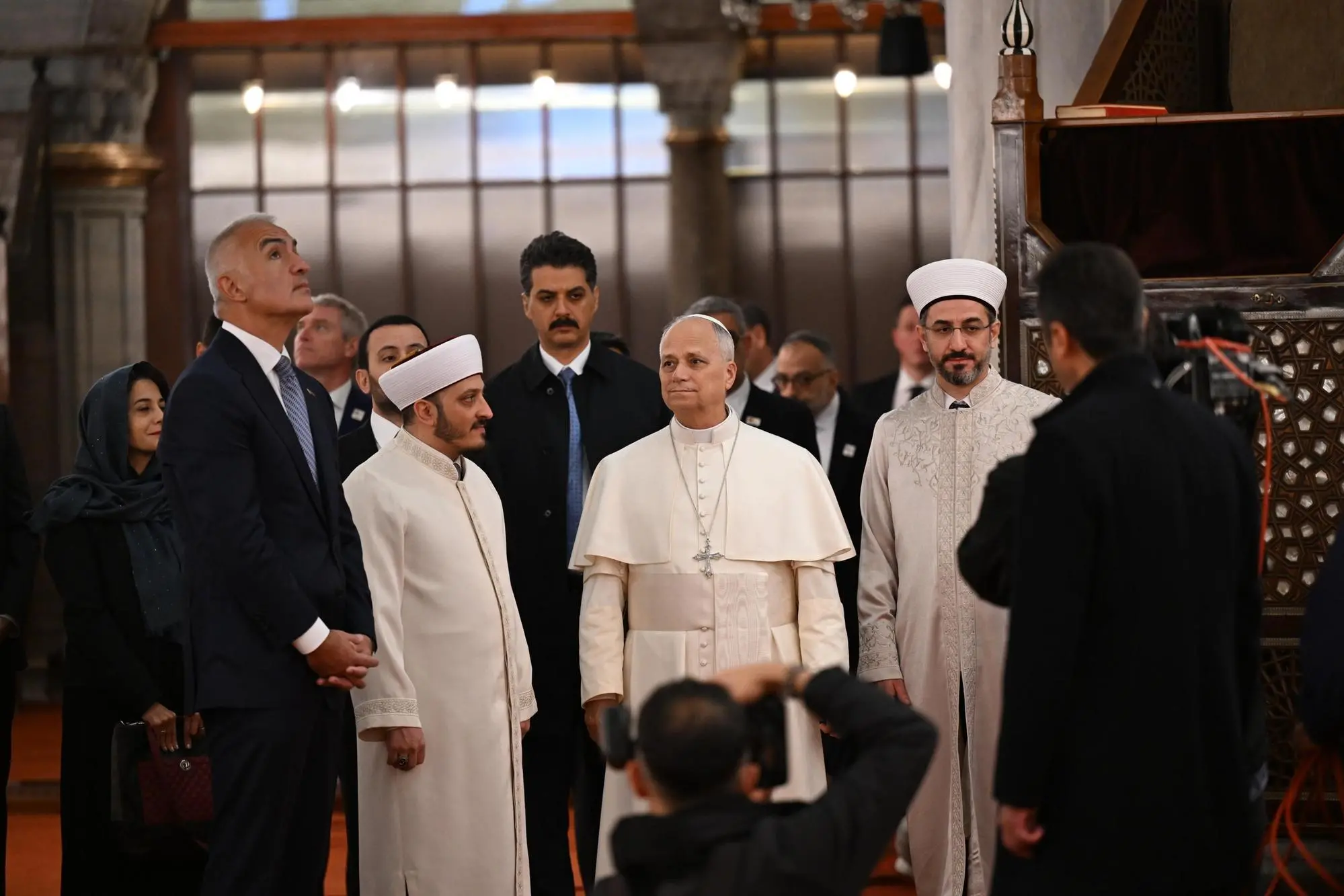 Il Papa a Instanbul durante la visita alla moschea (foto Ansa/Epa)