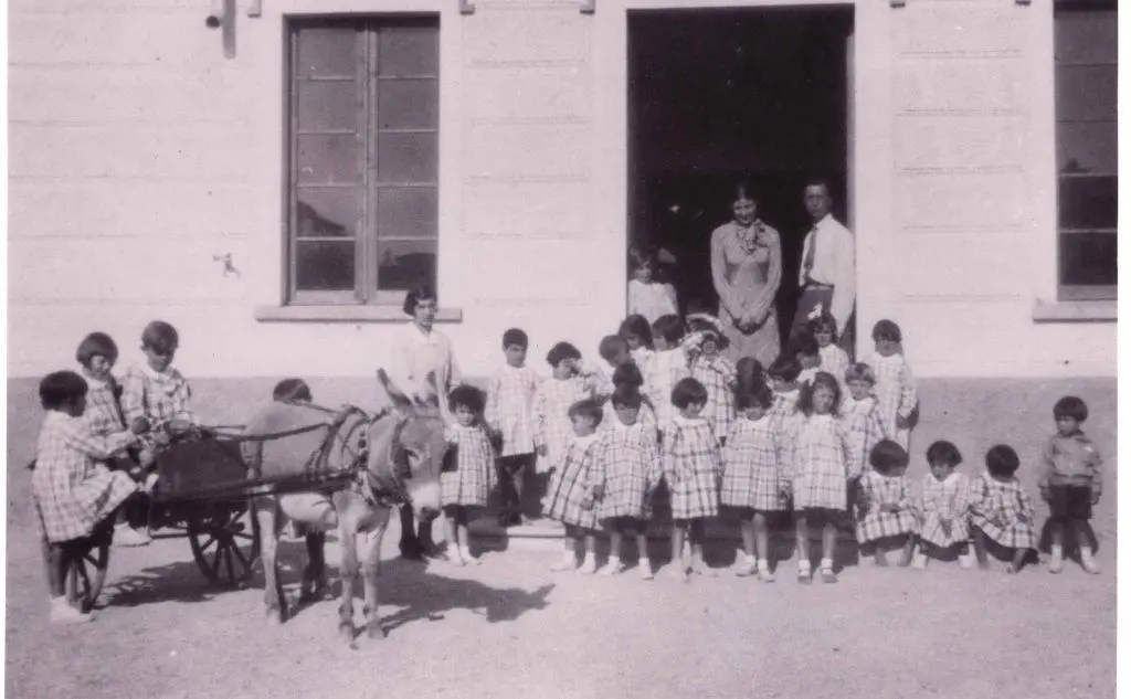 Una foto storica della Casa del Bambino nel '33 a Domusnovas. Al centro Elda Mazzocchi Scarzella e il marito Enzo Scarzella (Foto S.Farris)