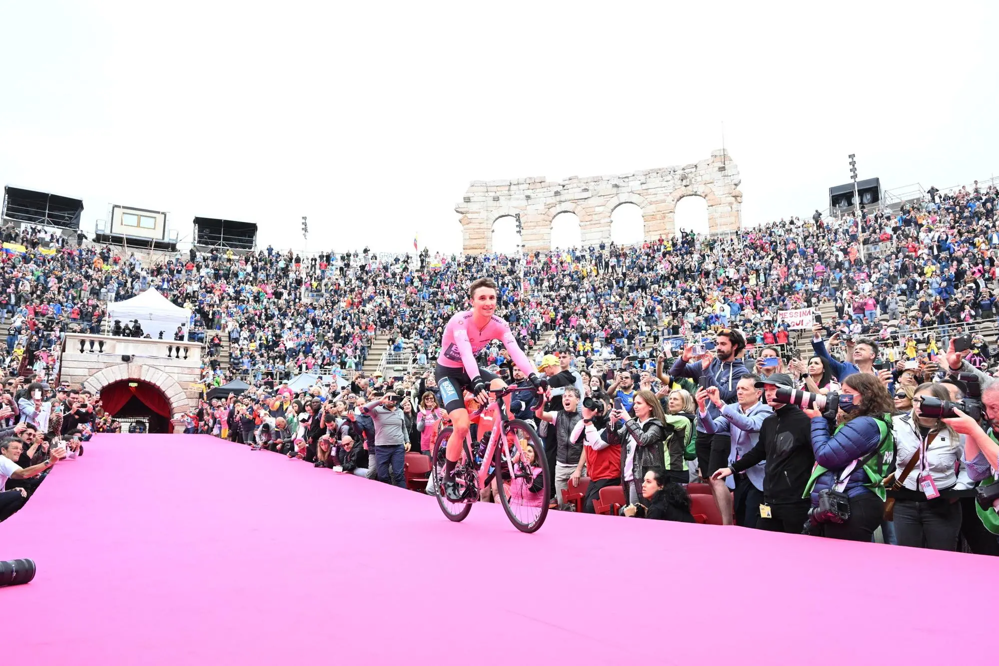 Australian rider Jai Hindley of the Bora-Hansgrohe team wins the 105th Giro d'Italia cycling tour in Verona, Italy, 29 May 2022. ANSA/MAURIZIO BRAMBATTI