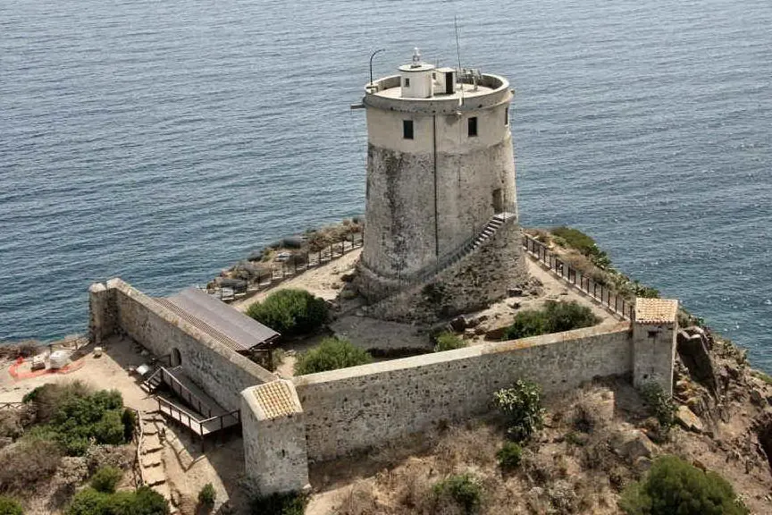 La Torre del Coltellazzo, l'edificio che domina la baia di Nora (foto Ivan Murgana)