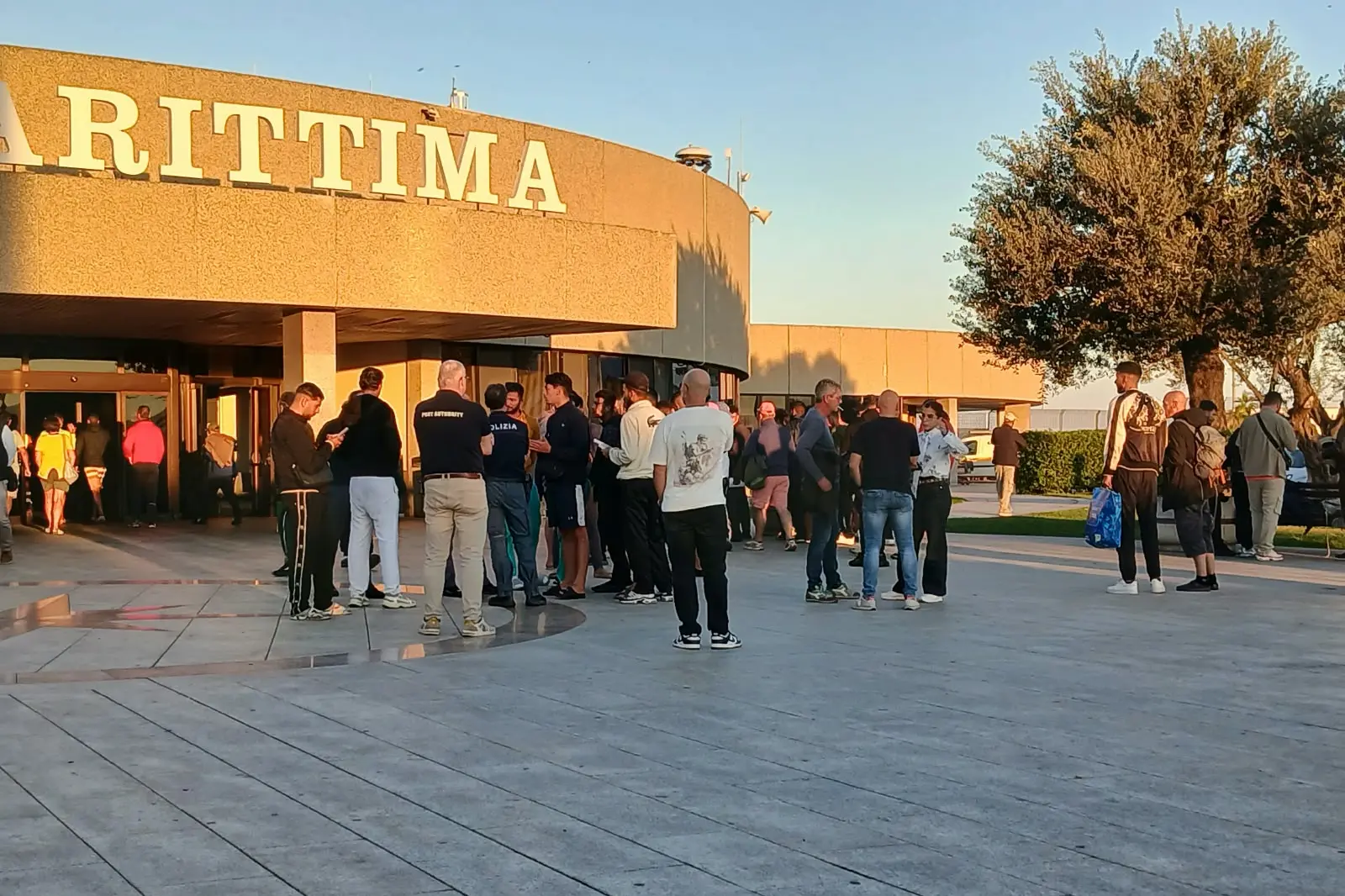 Migranten im Hafen von Olbia