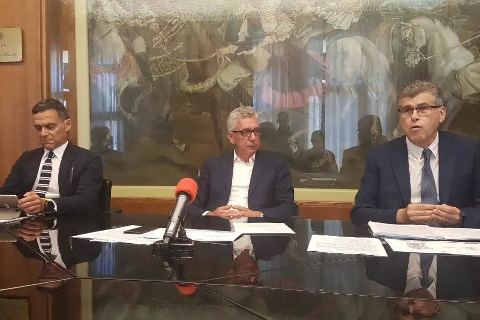Da sinistra a destra: Chicco Porcu, Francesco Pigliaru ed Edoardo Balzarini