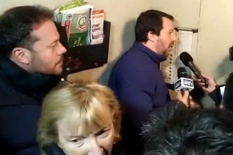 Salvini citofona al presunto pusher, l'ira della Tunisia: &quot;Vergognoso&quot; VIDEO