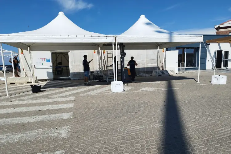 Le strutture che riparano dal sole le guardie giurate al porto di Porto Torres (foto Pala)