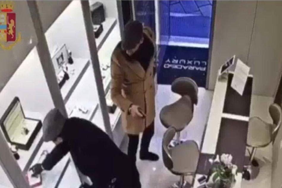 Rapina da 100mila euro in una gioielleria di Milano, arresti tra i &quot;Pink panthers&quot; VIDEO