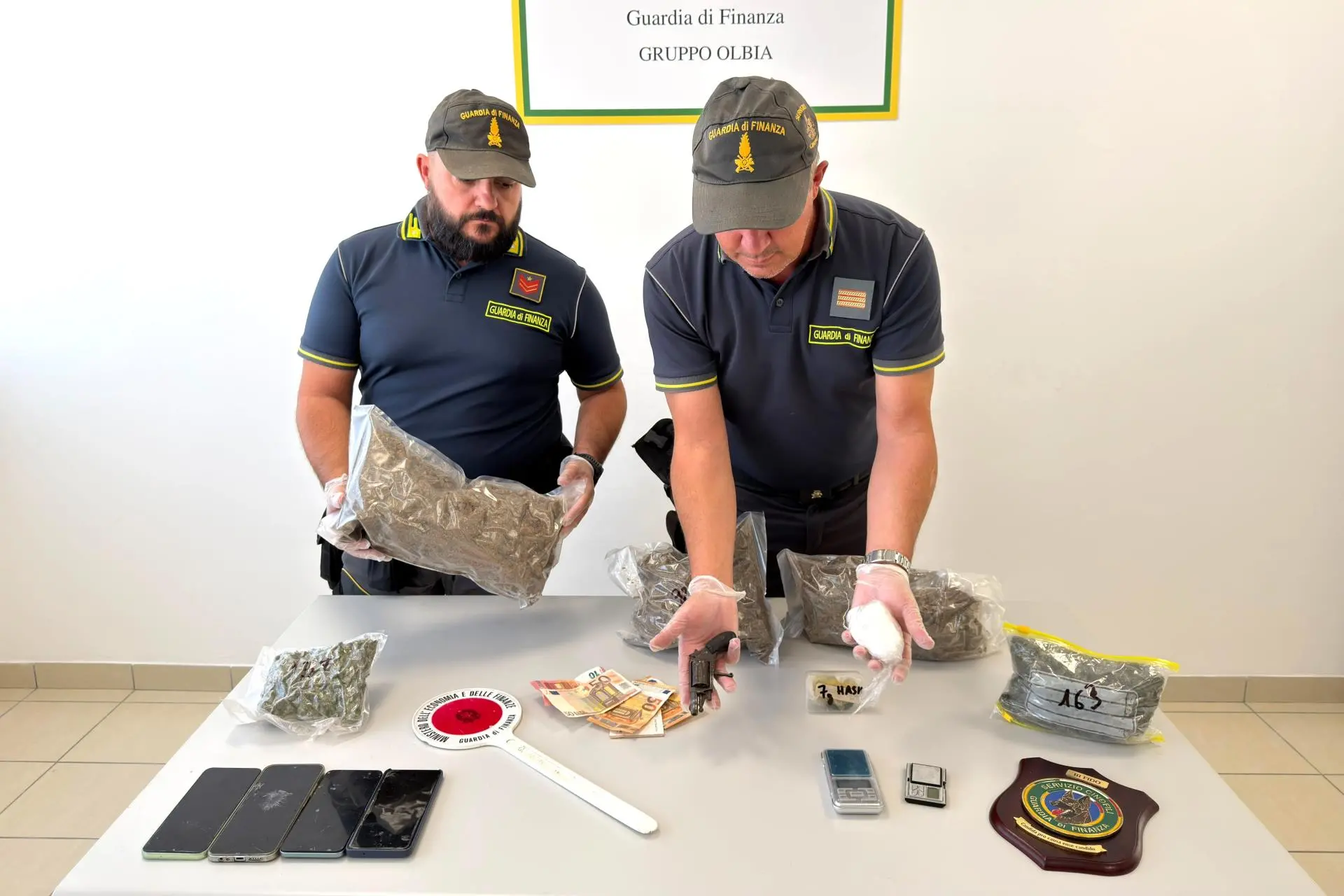 I materiali sequestrati dalla GdF