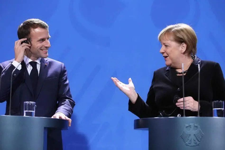 Emmanuel Macron e Angela Merkel (Ansa)