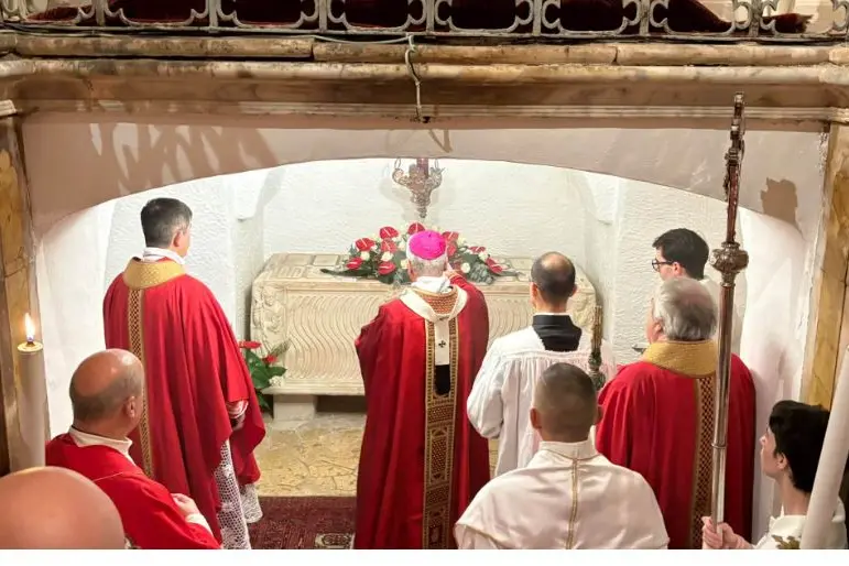 L'arcivescovo Francesco Soddu nella cripta della basilica a Porto Torres (foto concessa)