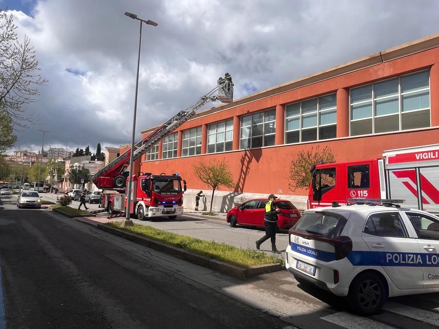 Nuoro, cadono calcinacci dall’ex Mercato civico: traffico bloccato