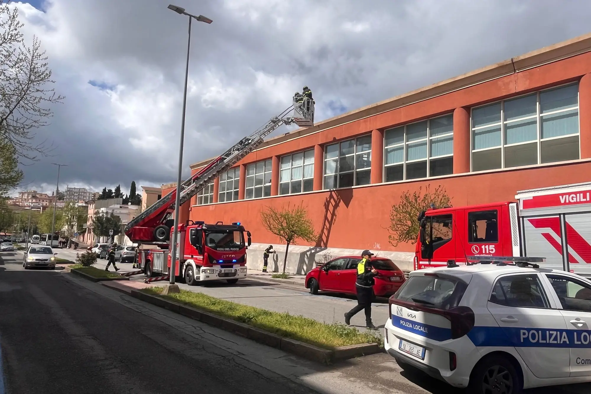L’intervento dei vigili del Fuoco (foto Ledda)
