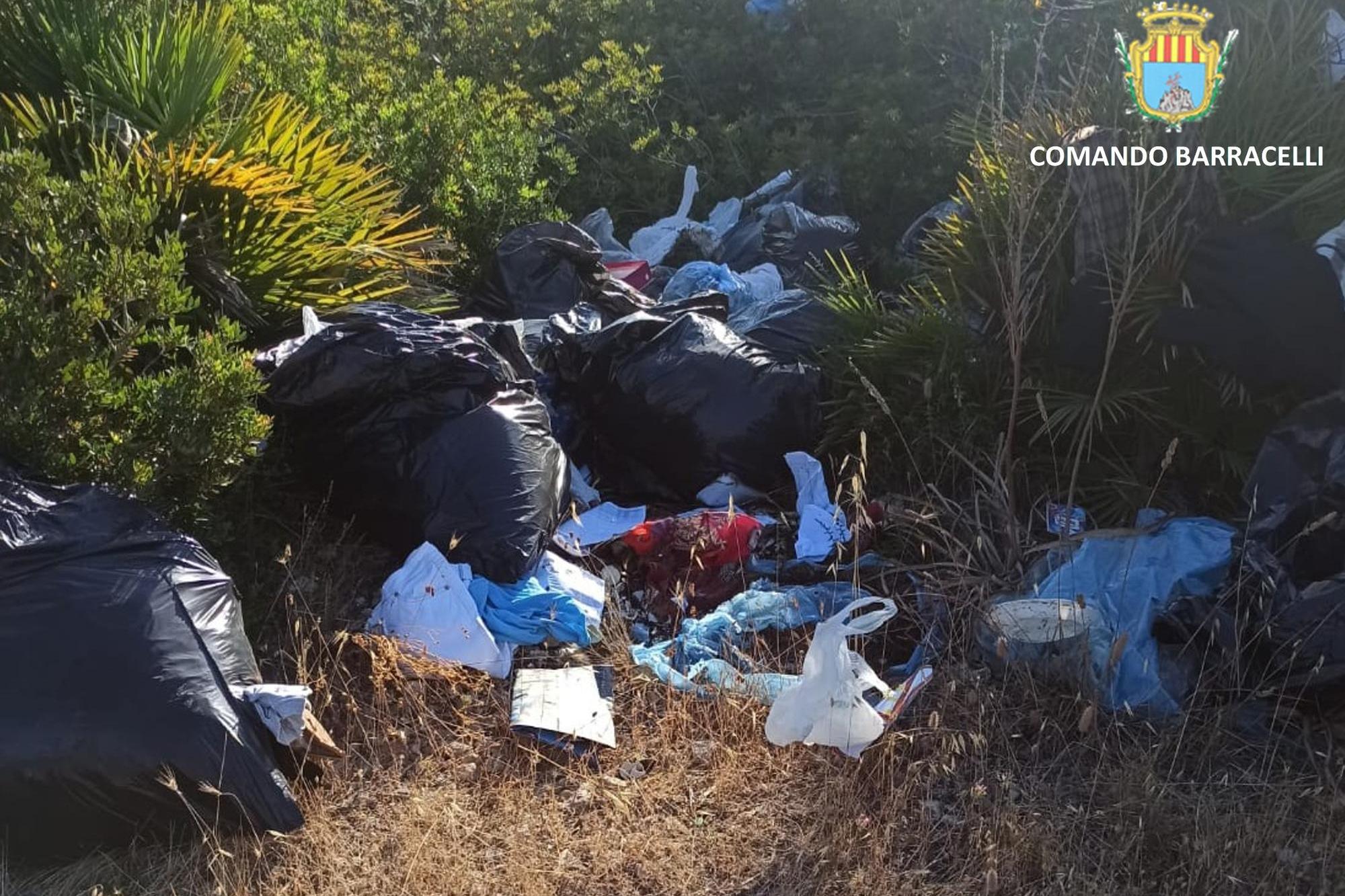 I sacchi di rifiuti abbandonati ad Alghero (foto ufficio stampa)