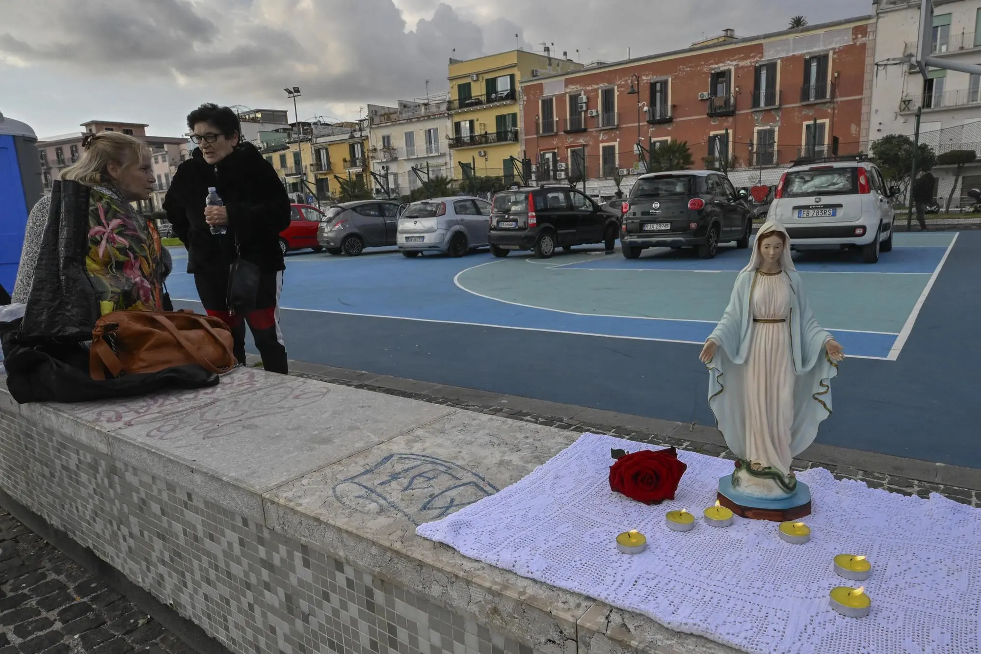 Fedeli recitano il rosario sul lungomare di Pozzuoli (Ansa)