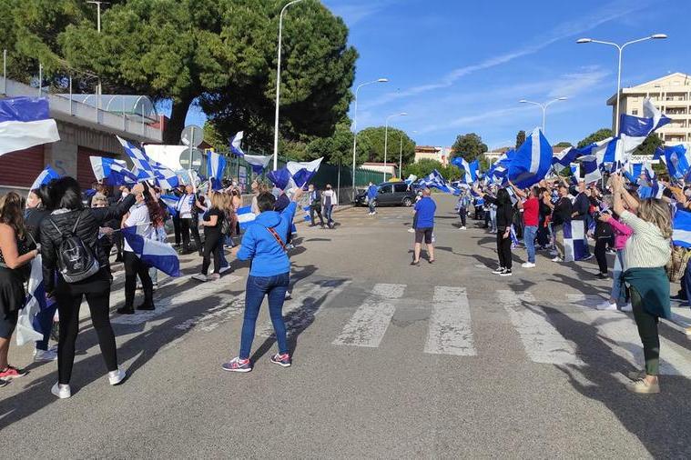 La manifestazione dei tifosi di domenica davanti al PalaSerradimigni (Foto G. Marras)