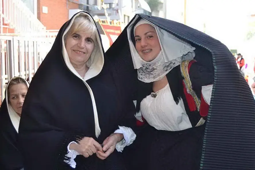 Due donne del gruppo folk Città di Sennori, in costume caratteristico (foto L'Unione Sarda - Tellini)