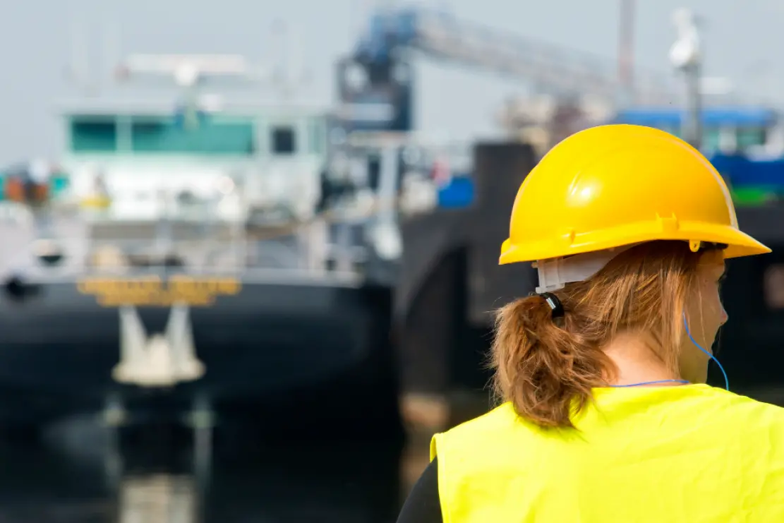 Una lavoratrice nel settore della logistica (Ansa)