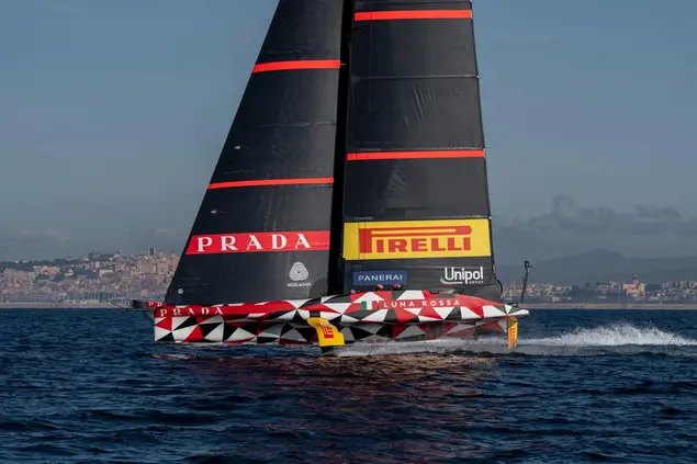 Luna Rossa nel Golfo di Cagliari  (L'Unione Sarda)