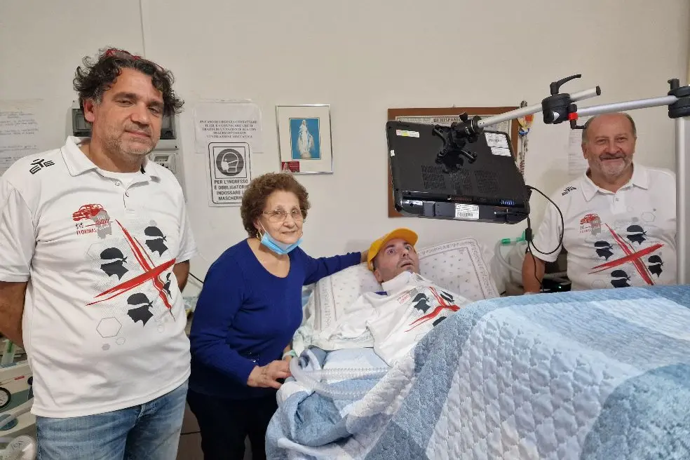 Giancarlo Foddai con la madre Lina, a sinistra Tore Sanna e a destra Roberto Vannini (foto Floris)