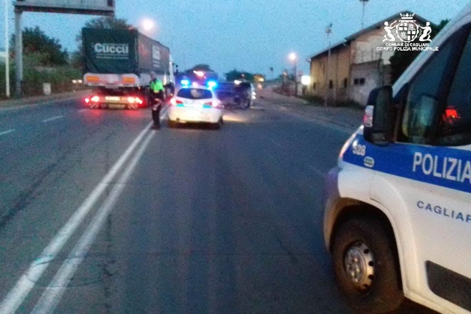 Cagliari: auto contro un muretto, poi si ribalta. Giovane in ospedale