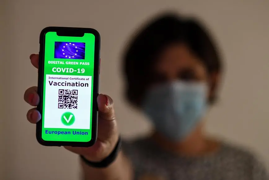 Una ricostruzione grafica del Green pass (Ansa - Di Meo)