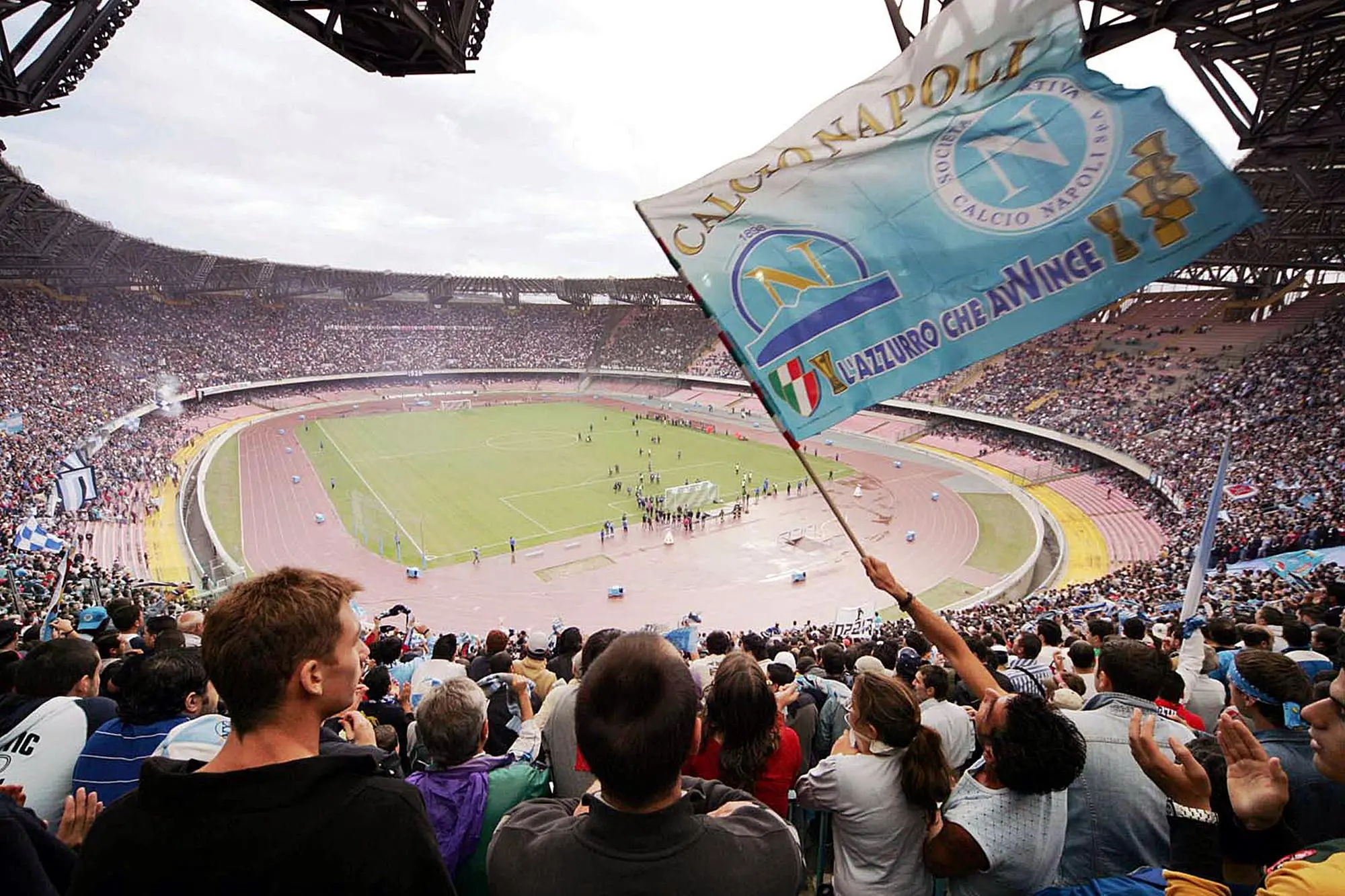 Lo stadio San Paolo &quot;Maradona&quot; gramito di tifosi del Napoli (Ansa)
