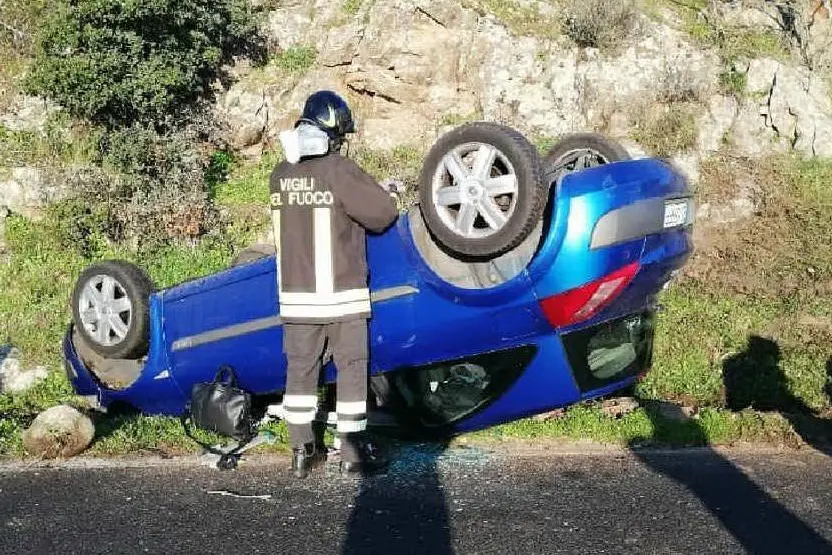 L'auto ribaltata (foto Vigili del fuoco)