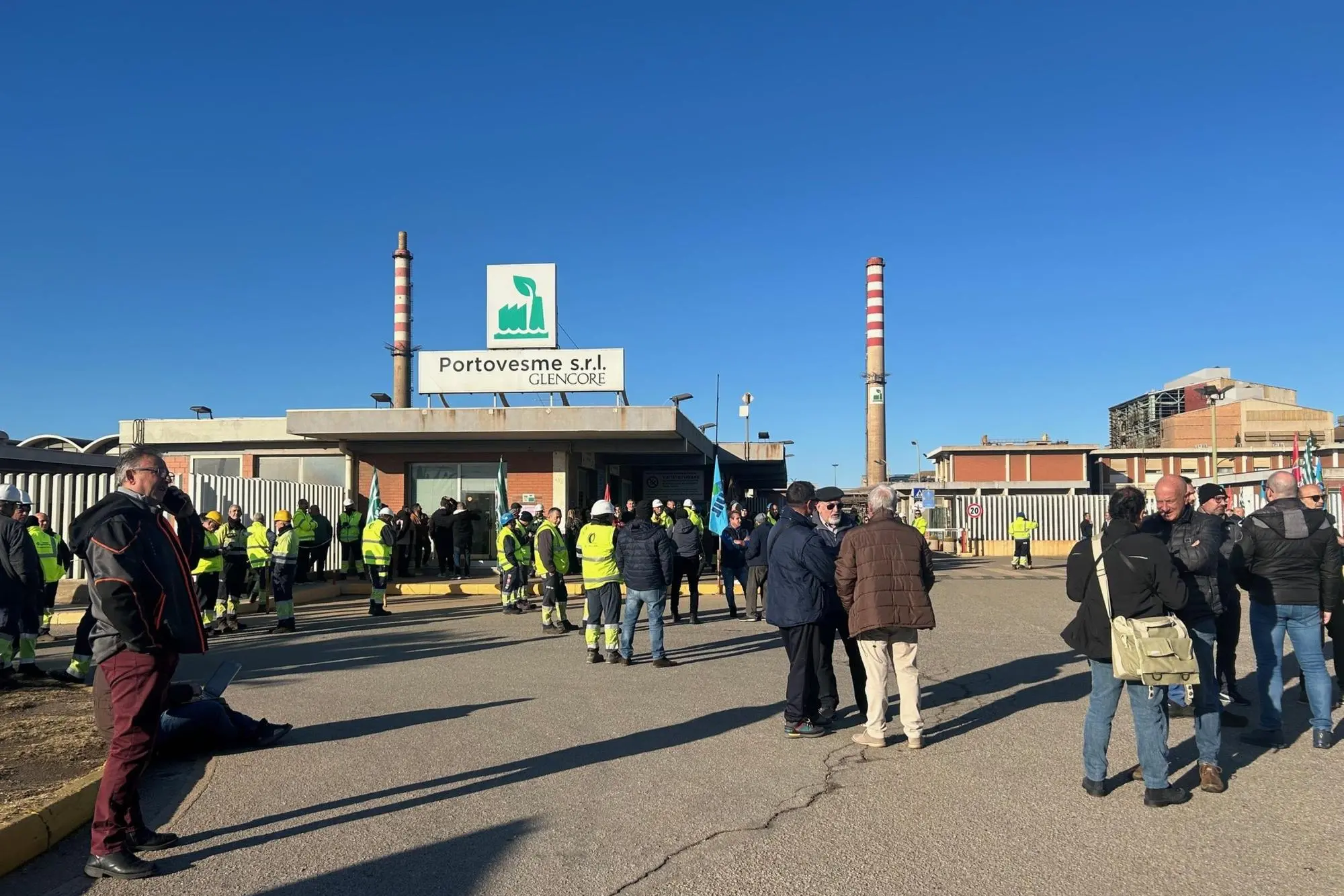 Presidio dei lavoratori della Portovesme srl questa mattina ai cancelli dello stabilimento della multinazionale controllata dalla Glencore dopo che l'azienda, lo scorso 20 dicembre, ha annunciato lo stop anticipato della produzione della linea zinco, Portovesme, 27 dicembre 2024. Il sit-in è stato convocato dai sindacati nel giorno in cui arriveranno a Portovesme, nel Sulcis, il ministro delle Imprese e del Made in Italy Adolfo Urso, la ministra del Lavoro Marina Calderone, la sottosegretaria al Mimit Fausta Bergamotto, la presidente della Regione Sardegna Alessandra Todde, l'assessore all'Industria Emanuele Cani e il presidente del Consiglio regionale Piero Comandini. ANSA/FABIO MURRU