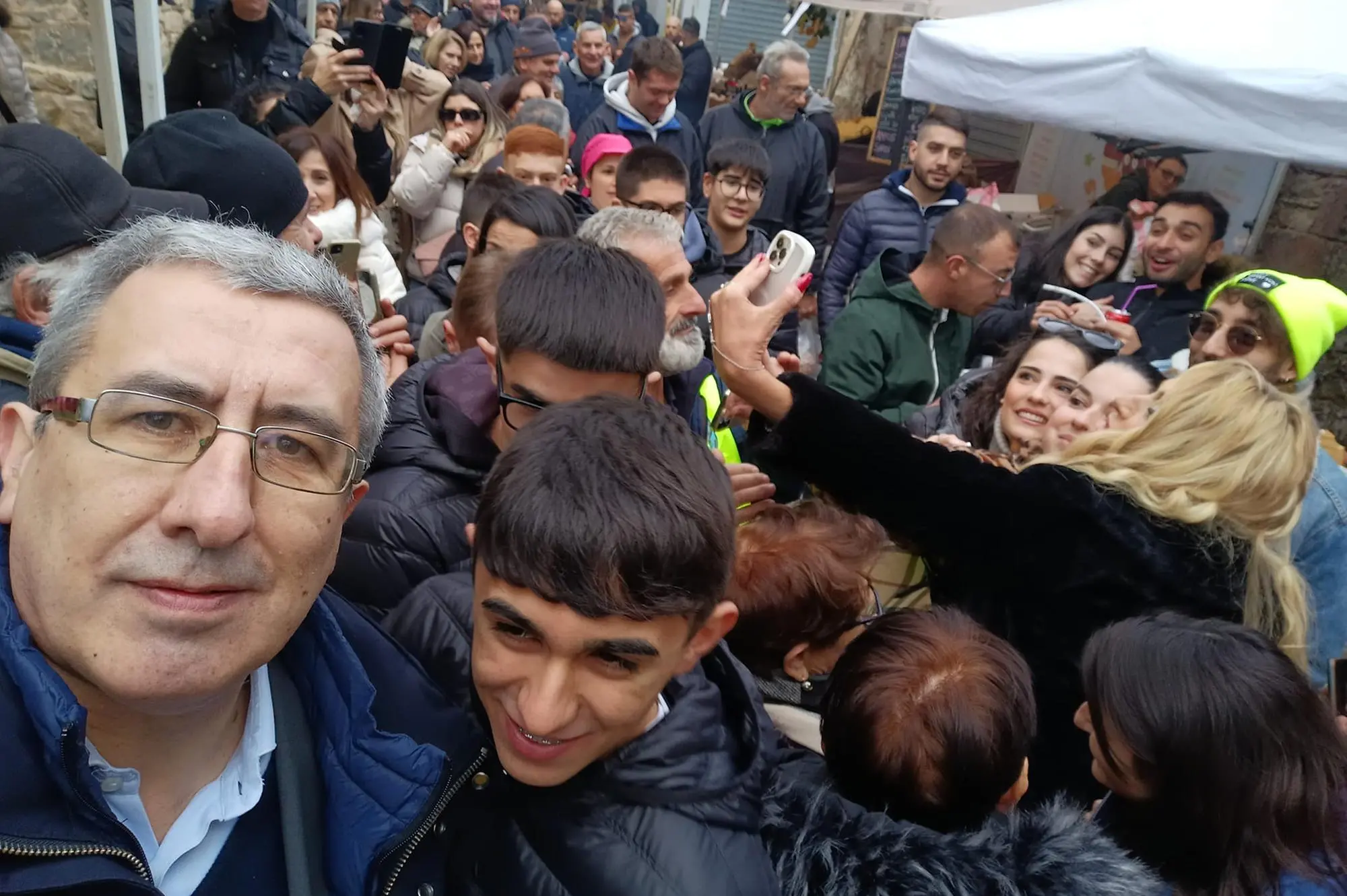 La foto del sindaco Oppus dove si vede Valeria Marini scattare selfie coi fan