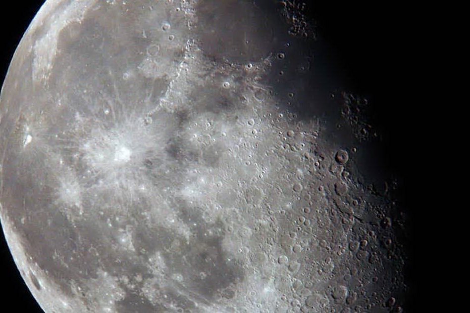 La Luna ripresa al telescopio del Planetario de L'Unione Sarda (Archivio L'Unione Sarda)