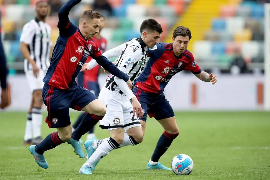 Udinese's Ignacio Pussetto (C) contrasted by Cagliari's Daniele Baselli and Marko Rog (L) during the Italian Serie A soccer match Udinese Calcio vs Cagliari Calcio at the Friuli - Dacia Arena stadium in Udine, Italy, 3 April 2022. ANSA/GABRIELE MENIS