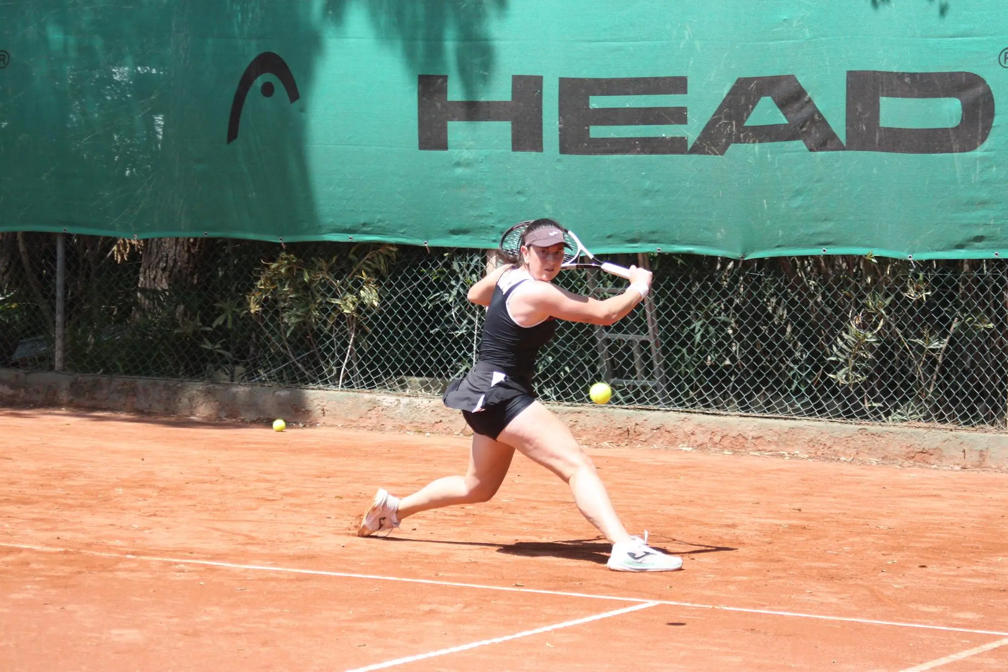 Un rovescio di Nuria Brancaccio (foto Antonio Burruni)