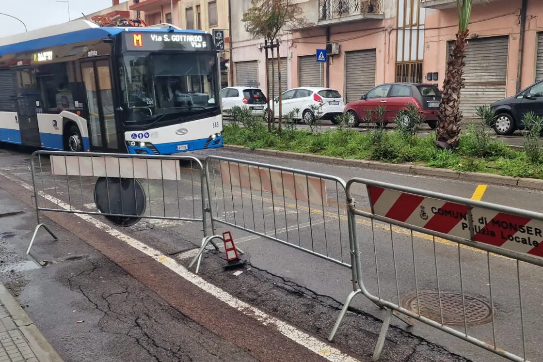 Stop a bus e camion in via Riu Mortu a Monserrato