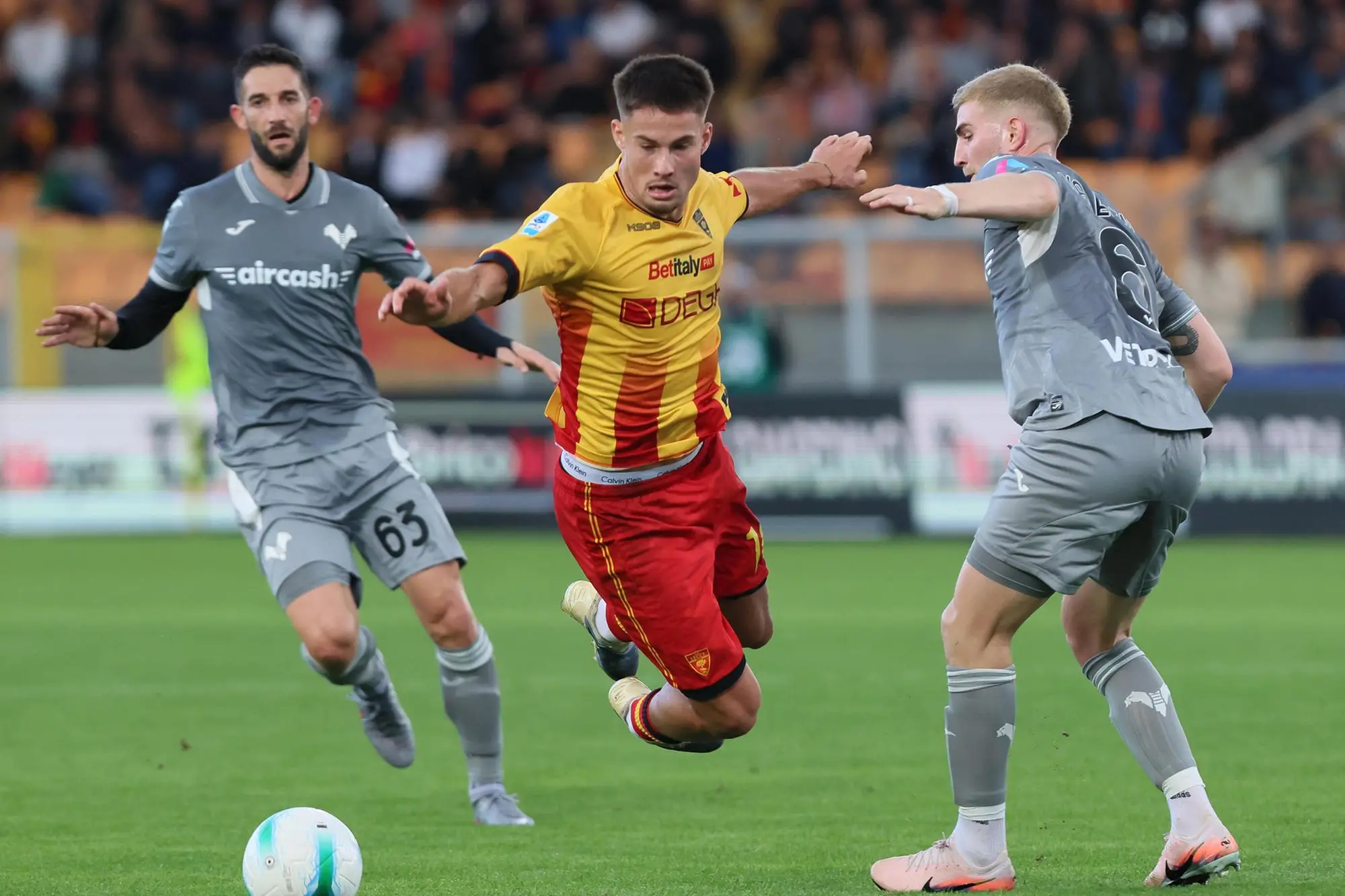 Hellas Verona's Roberto Gagliardini (L), US Lecce's Medon Berisha (C) and Hellas Verona's Nicolas Valentini (R) in action during the Italian Serie A soccer match US Lecce - Hellas Verona at the Via del Mare stadium in Lecce, Italy, 8 November 2025. ANSA/ABBONDANZA SCURO LEZZI