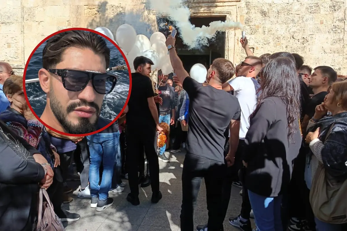 Palloncini e fumogeni per l'addio a Leonardo Mocci (Foto: Angelo Cucca)