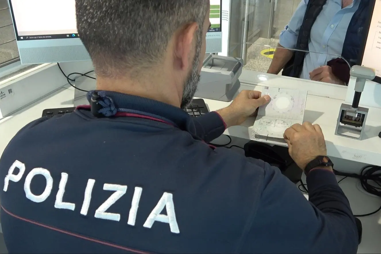 Un controllo della Polizia frontiera all'aeroporto di Elmas (Archivio)