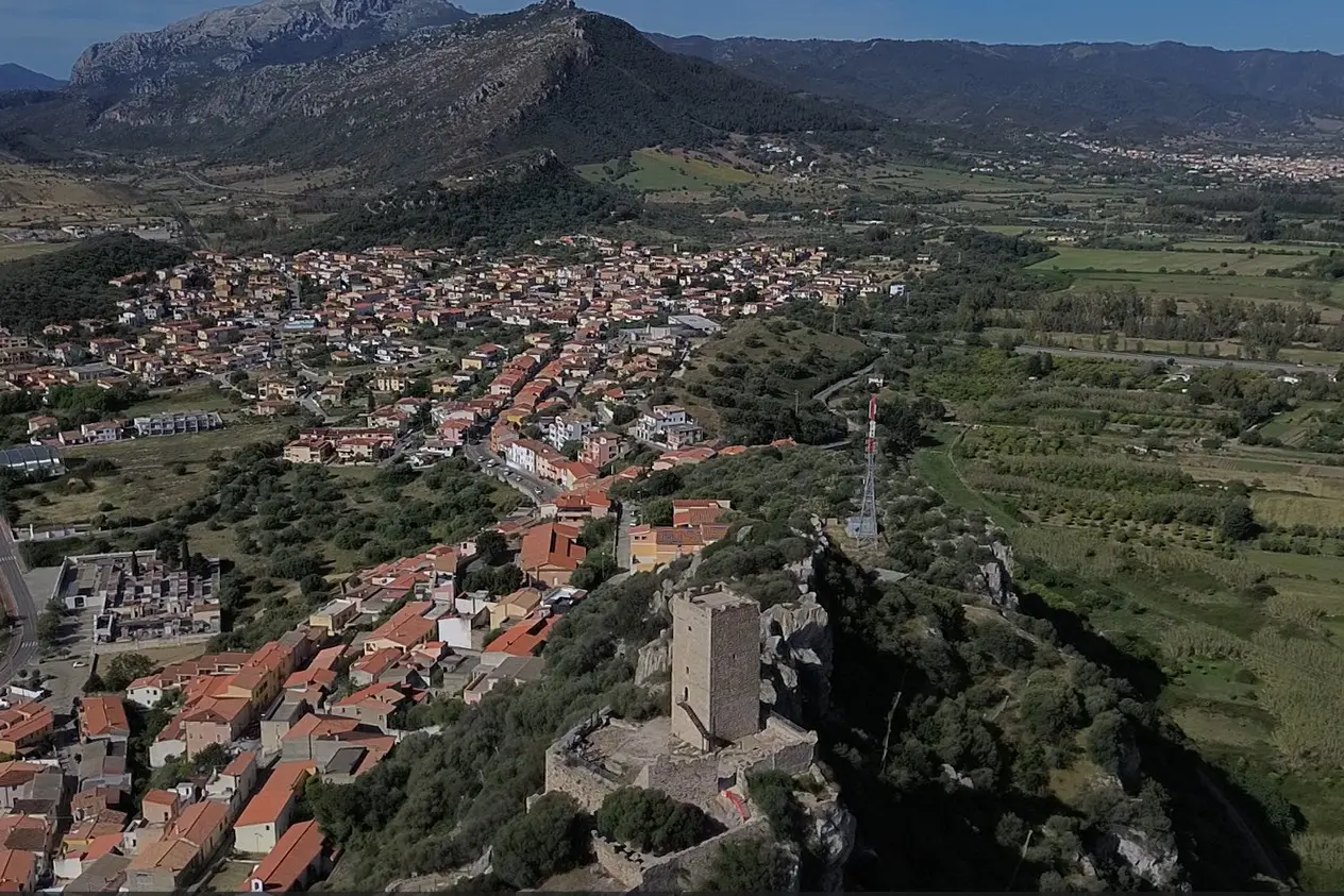Una panoramica di Posada con in primo piano il Castello della Fava
