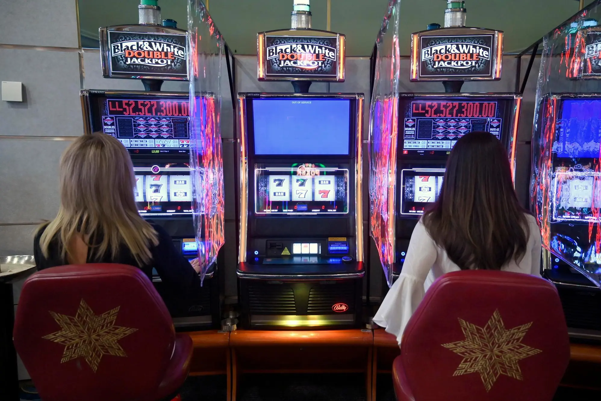 Ragazze giocano alle slot machine (Ansa/archivio)