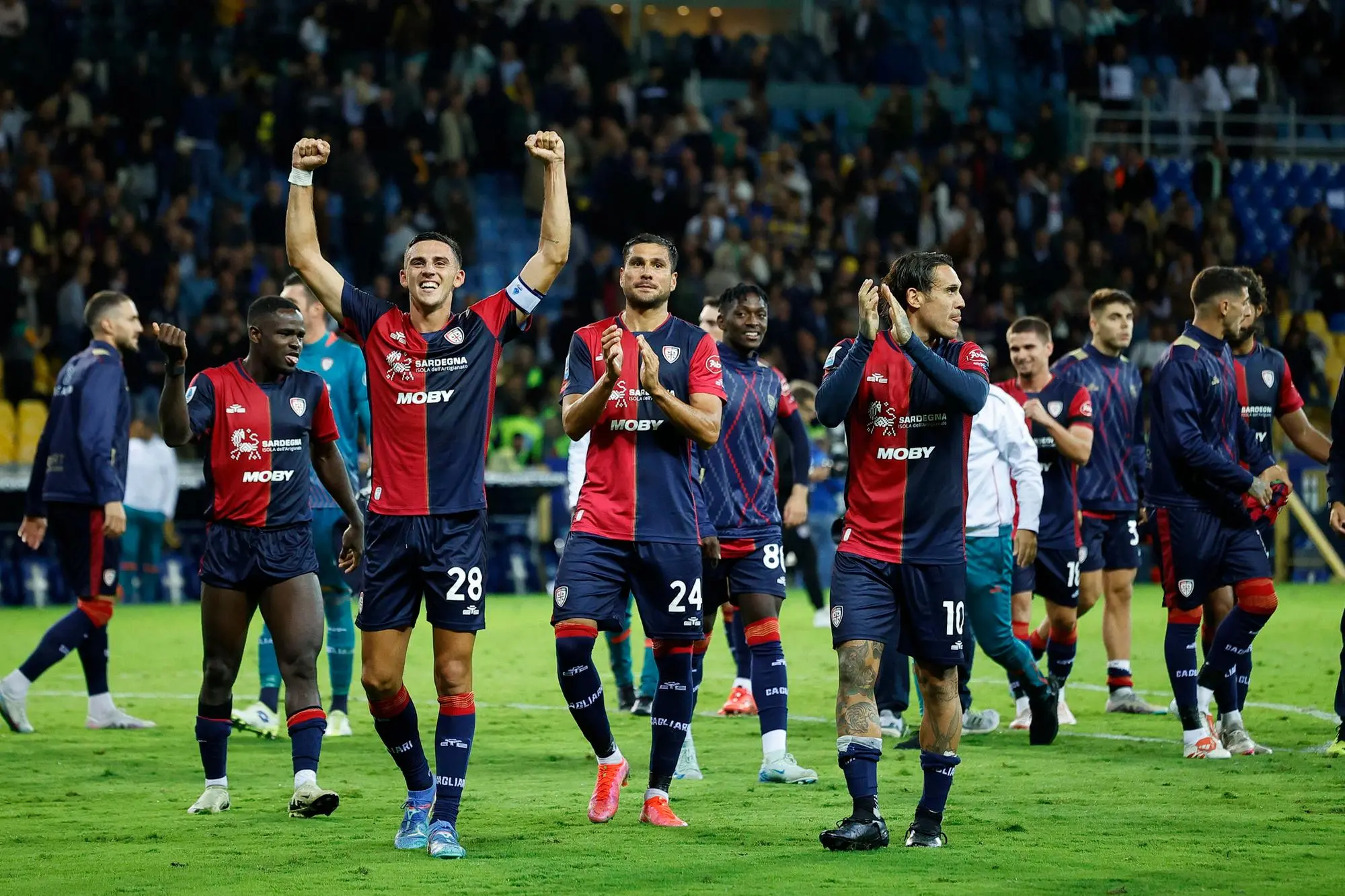 Il Cagliari esulta per la vittoria a Parma (foto Ansa)