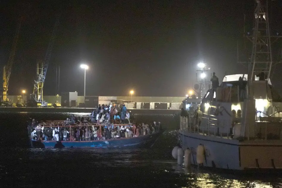 L'arrivo del barcone carico di migranti a Pozzallo